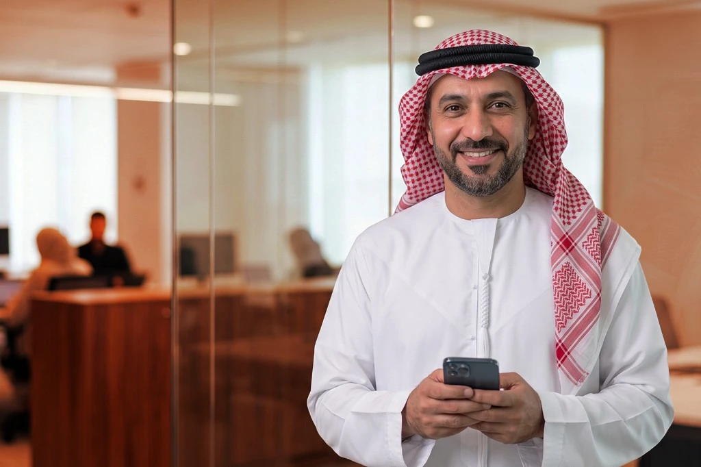 رجل سعودي يستخدم الهاتف